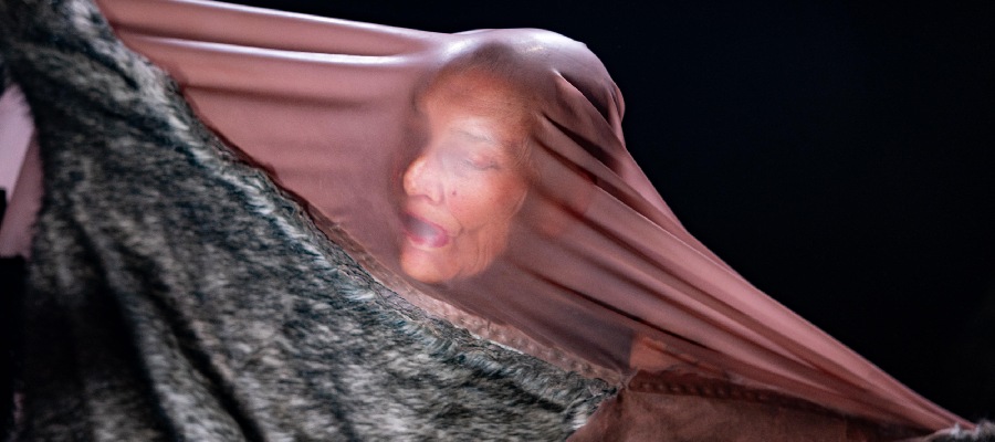 Артқы жағында татуировкасы бар брюнеткалар Порно жұлдыздары бар трикотаж жинағы